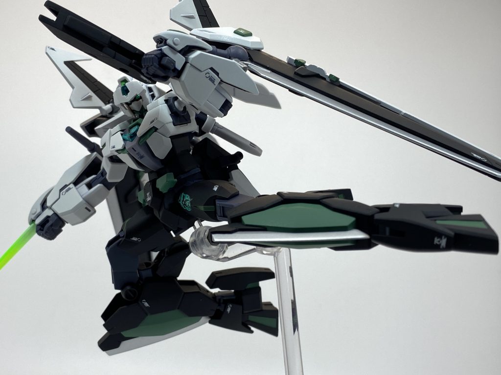 脚部アーマーはAGE-1のレイザーウェアをベースとしておりキックと同時に斬撃が可能。