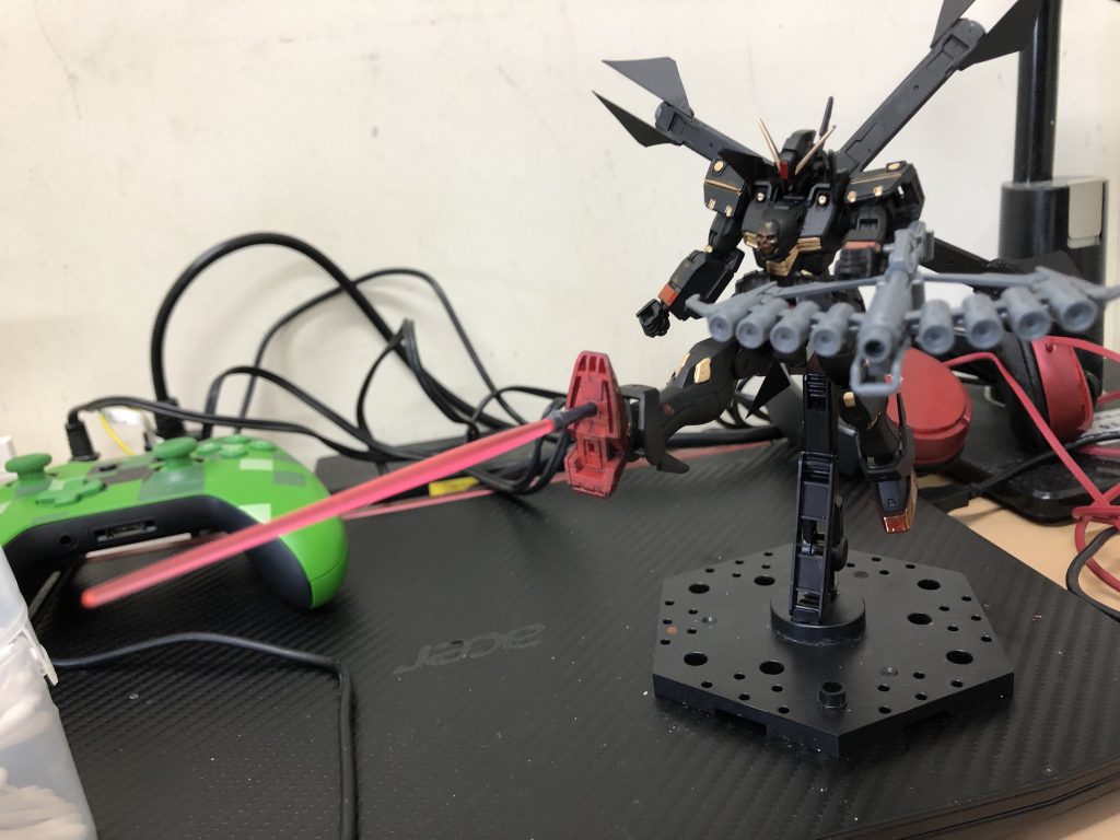 足先に3mmの穴を開けて、ビームサーベルが足から出せる様にしました。元ネタはクロスボーンの足先ダガーナイフから。