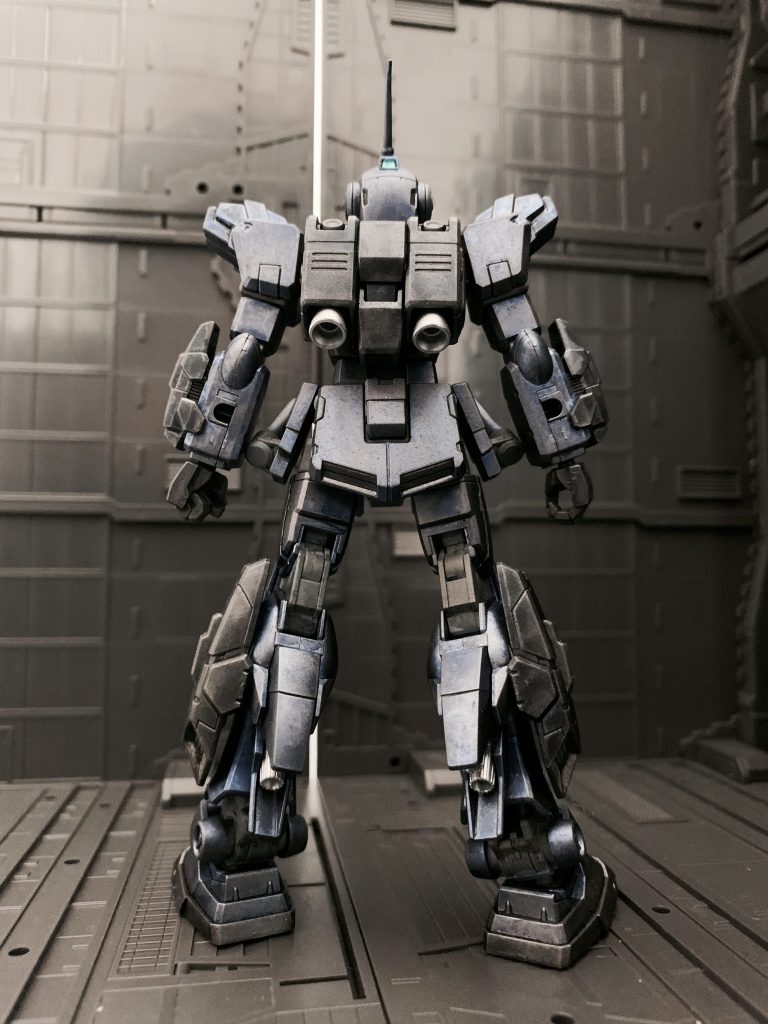 装備なしでバックショット。バーニアノズルは、バックパック、脚部ともにシルバー塗装しています。