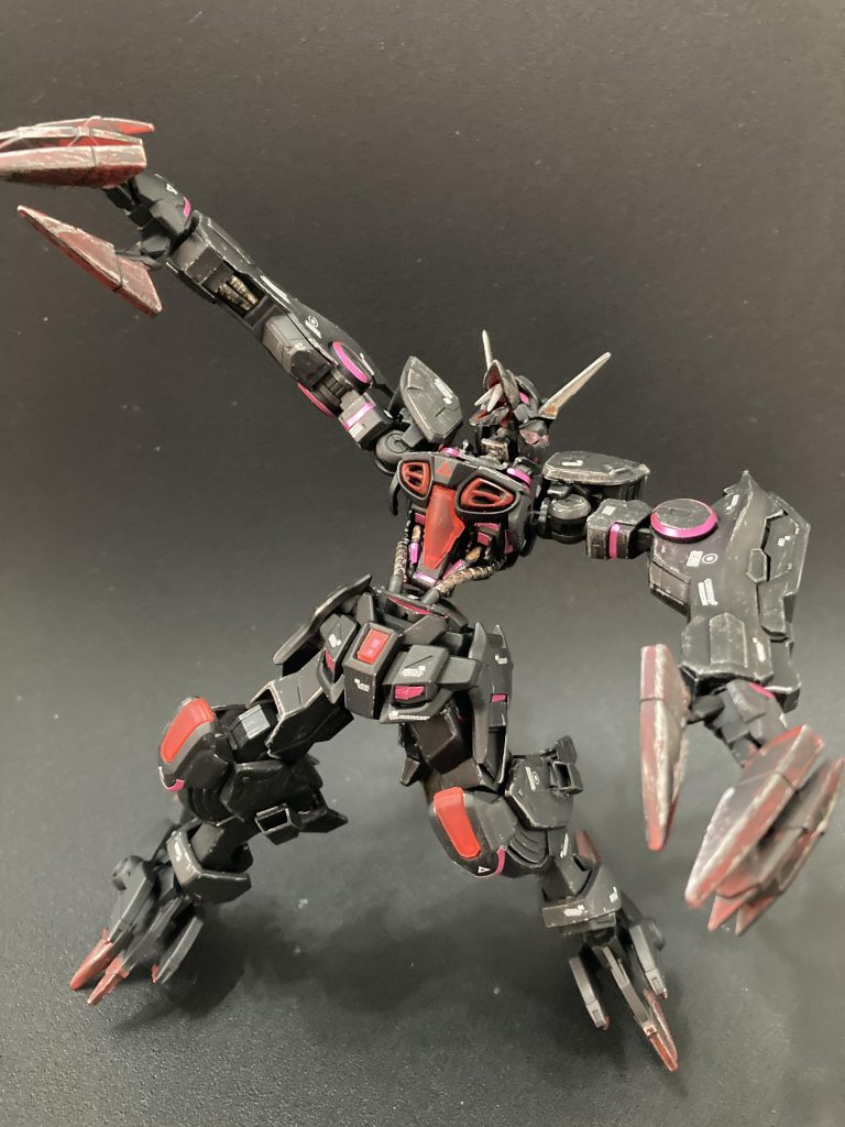 脚部はアニマル感を出す為、腿部を逆に取付加工しています。