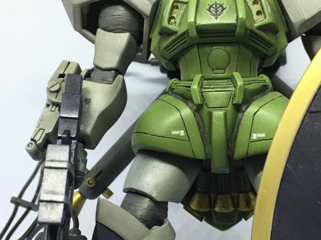 地味なこだわりポイント。肩、肘、膝の関節部はエポパテを薄く貼り、乾燥後にヤスリの角で筋を入れ、作中の関節保護仕様を再現してます。個人的に思い通りにできた加工で満足です!