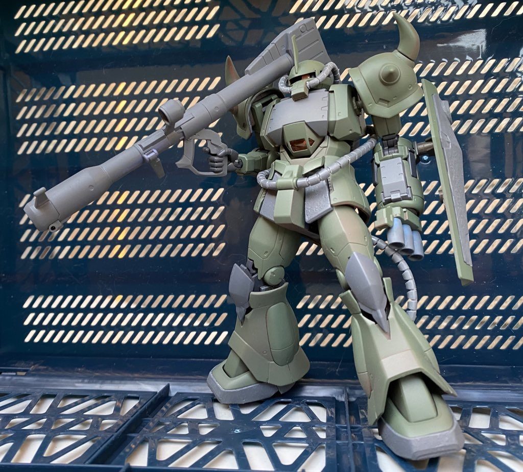 オキサイドレッドのサフで下地塗装してます。グリーンの塗装をなるべき薄く吹きましたが、スプレー塗装なので加減が難しかったです。