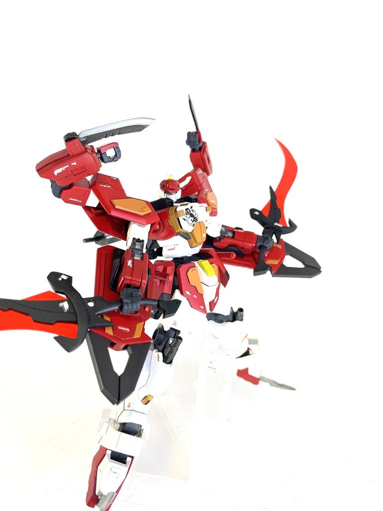 両肩には隠し腕が収納されています。アーミーナイフも使えます。