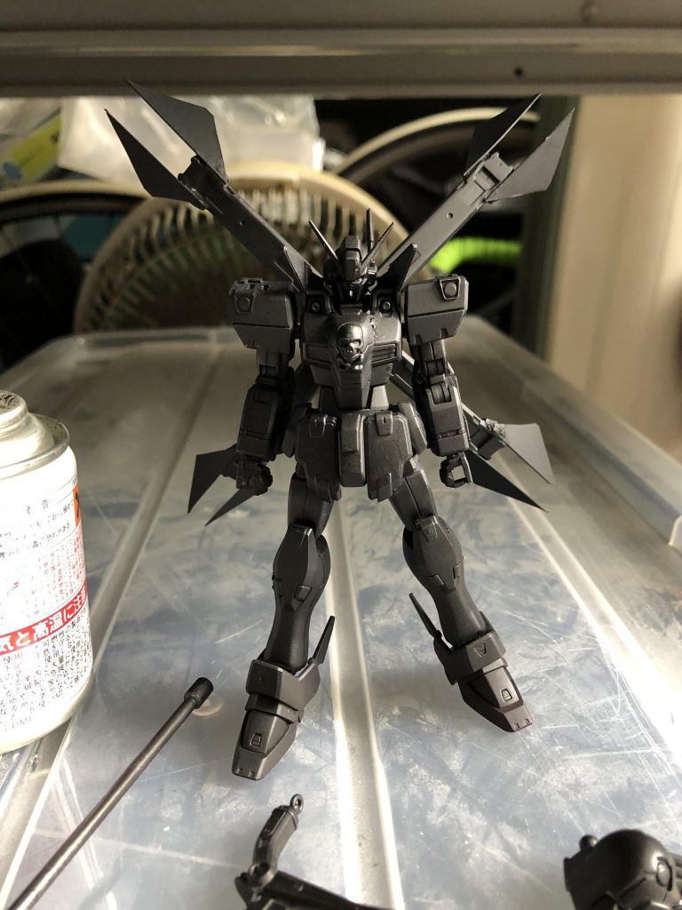 作り方。フルクロスに艶消しブラックを吹きます。次に各所を部分塗装します。完成です。