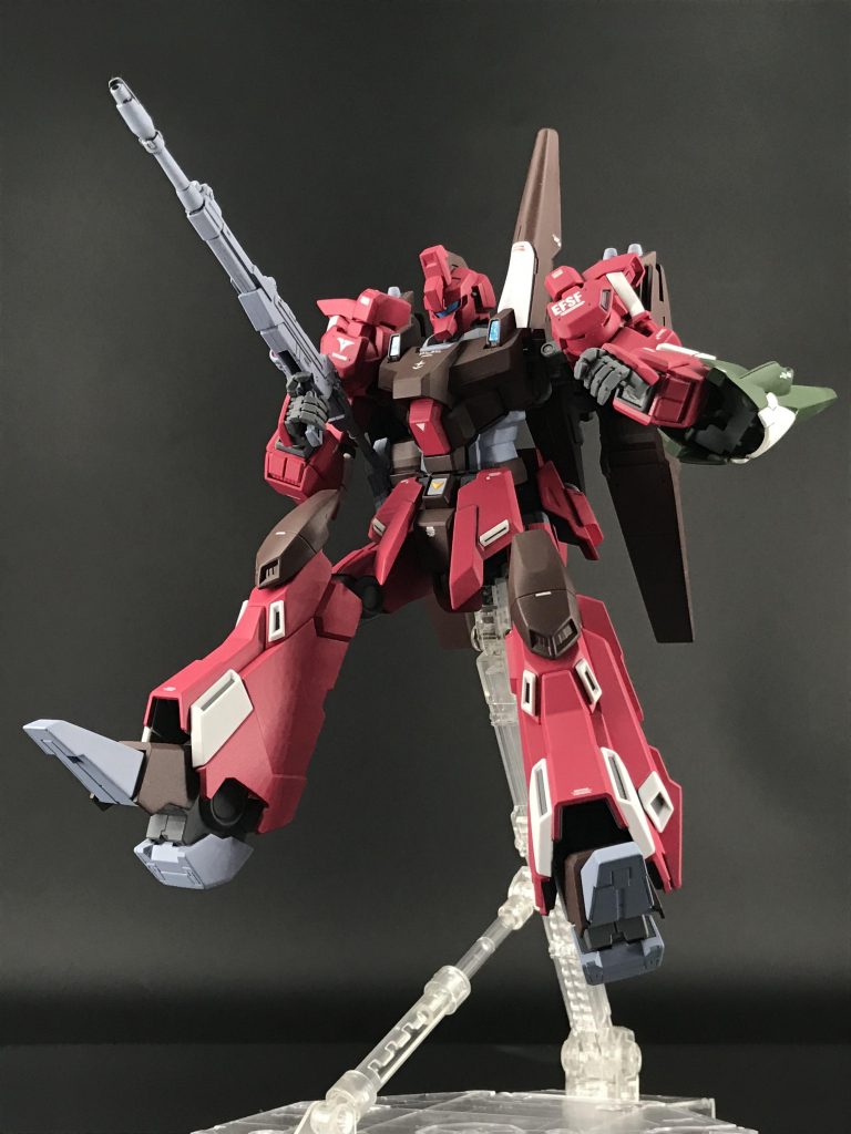 ほとんどMGリゼルなので可動範囲が広く、カッコいいポーズもなんなくとれますね。