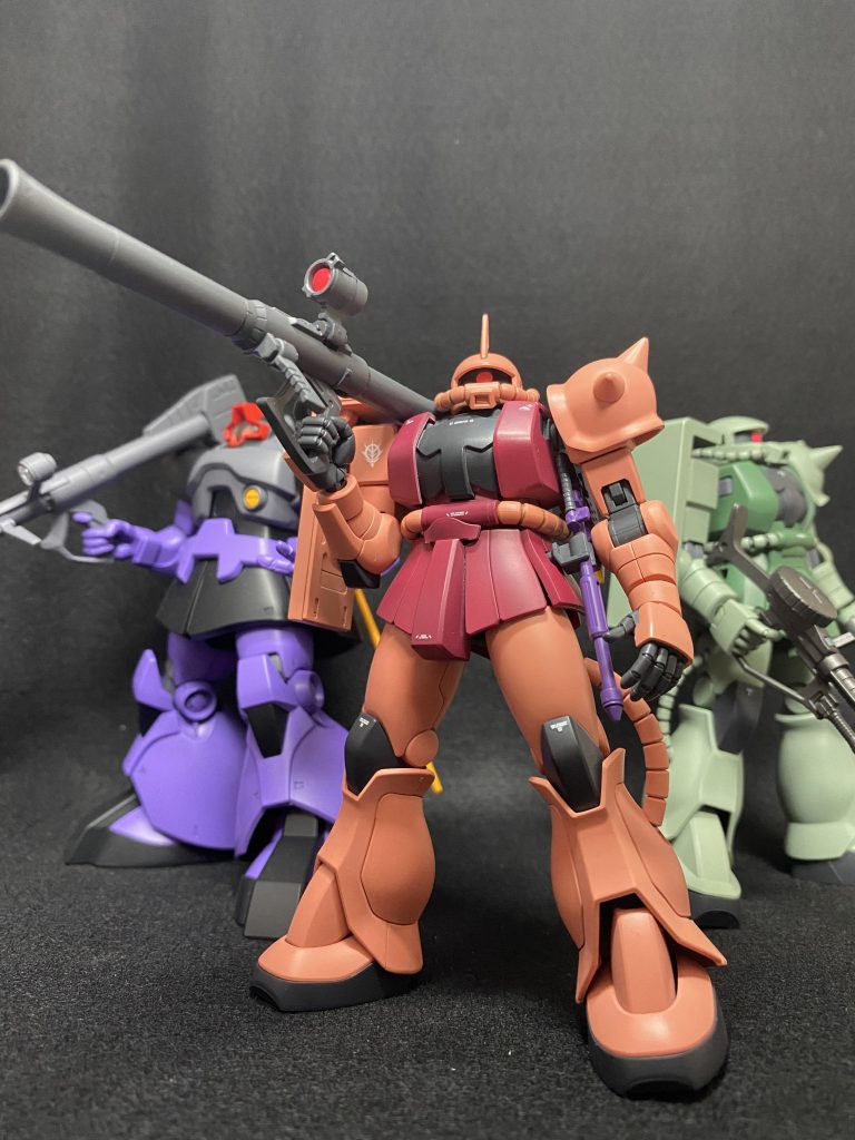 他のジオン機と並べると、更に雰囲気出ます。早くグフ作って並べたい。