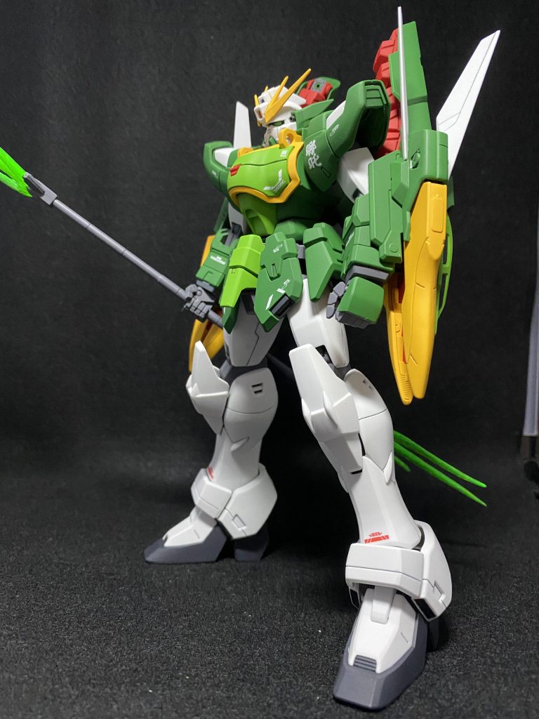 横から。キモのドラゴンハングは、流石MGって感じでよく出来てます。