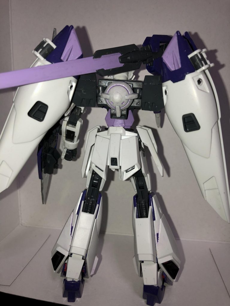 背面です。GNドライヴのコーン型がついています。カラーは紫なのですが、トランジェントガンダムが青なら、これもアリなのでは? と思って塗った記憶があります。