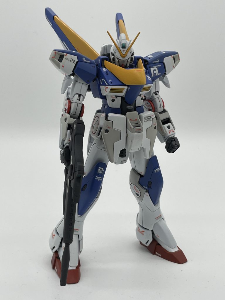 V2ガンダム胴体のVマーク？をパテ盛りで加工しボリュームアップ