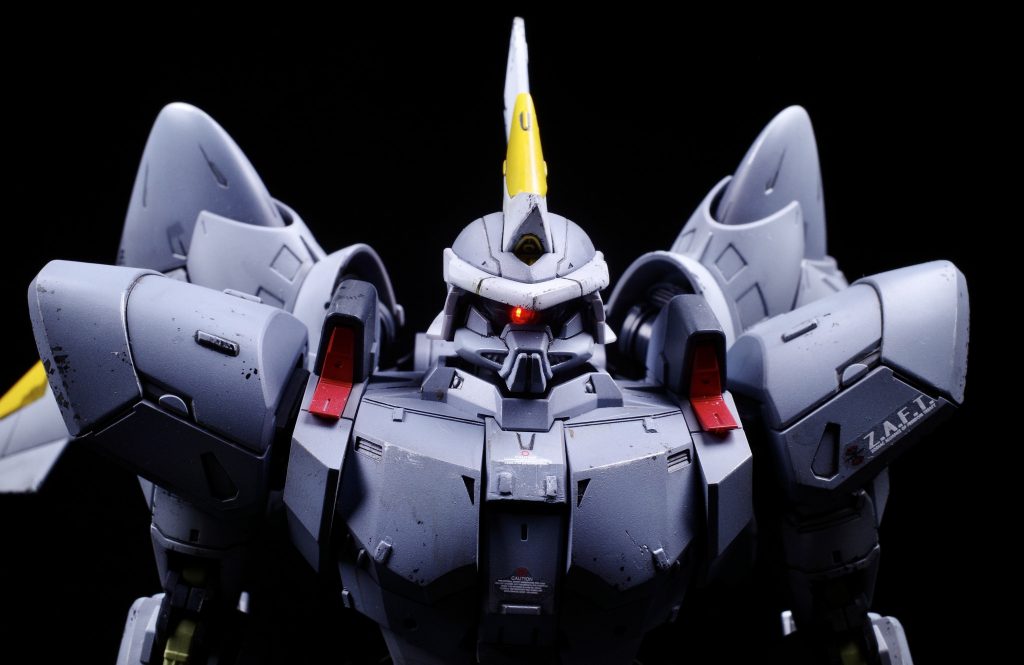 モノアイ点灯。スイッチは首元背後に設置。