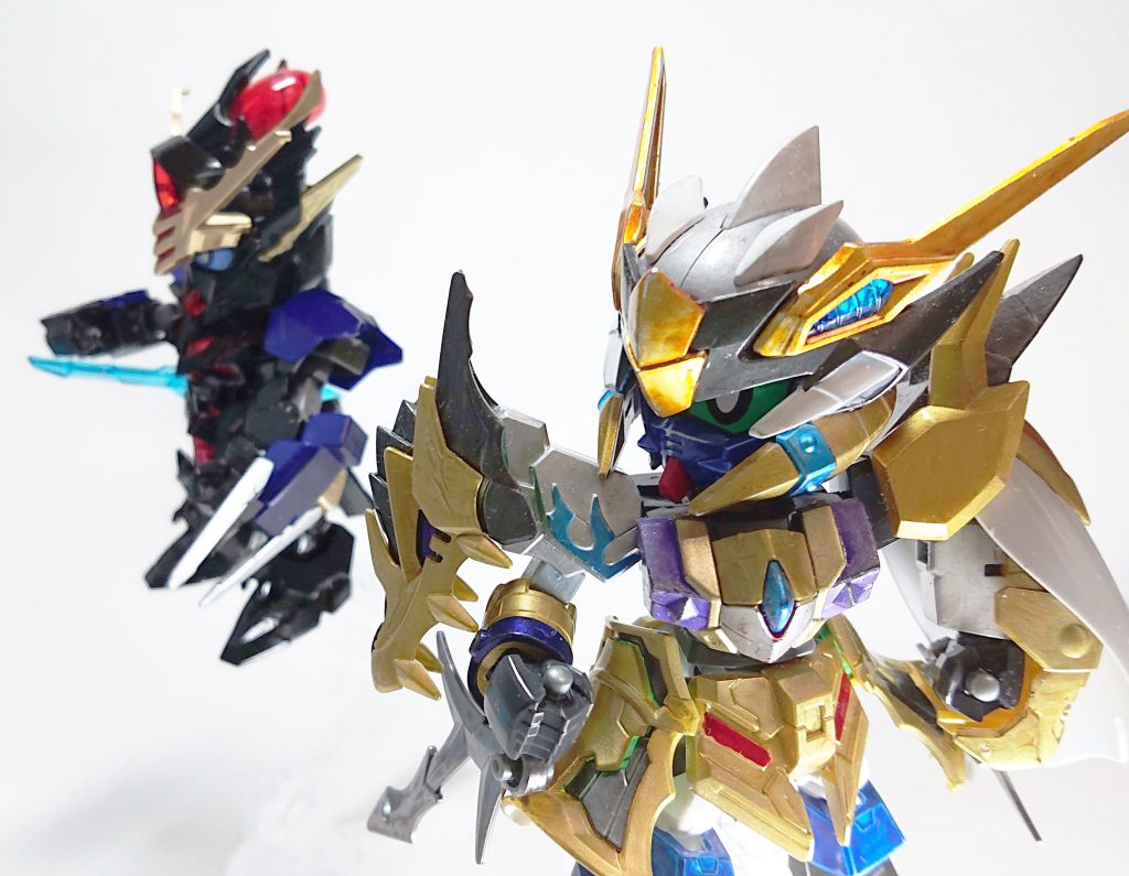 以前作成した郭嘉を一緒に並べてみました。先で触れた、「戯志才の後任」として荀彧が連れてきた人物こそが郭嘉です。郭嘉の活躍は皆様御存知かとは思いますが、やはり「兵は神速を貴ぶ」という言葉に尽きるのではないでしょうか。(十勝十敗や隔岸観火のお話をされる方とは美味しいお酒が飲めそうですね!)しかし戯志才が健在であったらこの言葉は生まれなかった訳なので、運命というのは数奇なものです。両方とも軽装でまとめているので、「郭嘉の先任である戯志才」というのをモチーフとして表現できたかと思います。どう頑張っても顔を合わせられない二人ですので、ブルーウィングで己の才を遺憾なく発揮する戯志才と郭嘉…なんてのも夢があっていいですね!