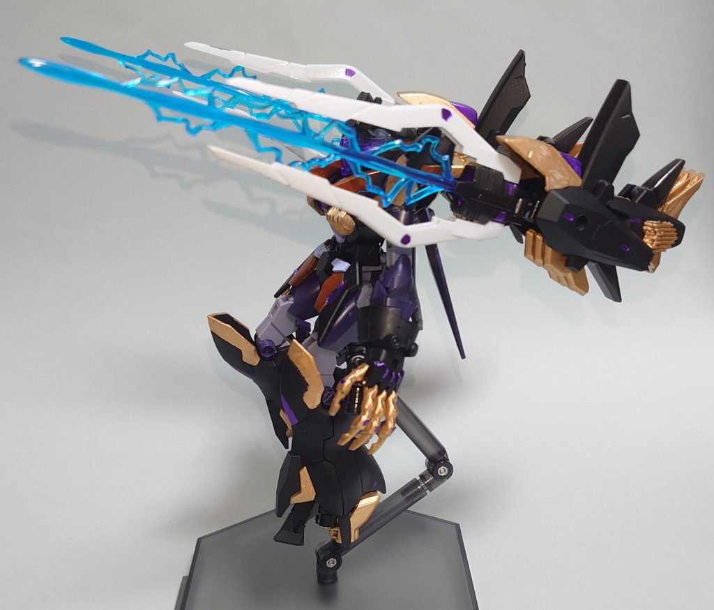 ハイクロノスキャノンはブースターを起こし、各部を展開することで最大出力形態になります。アルスアースリィの最大出力以上のビームが二門同時に照射されると考えると恐ろしい火力になります・・