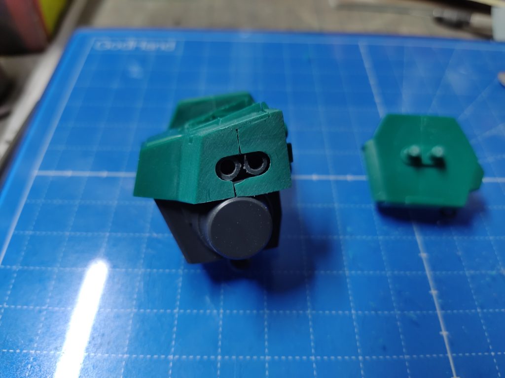 胸部両端をカットして肩幅をボリュームダウン