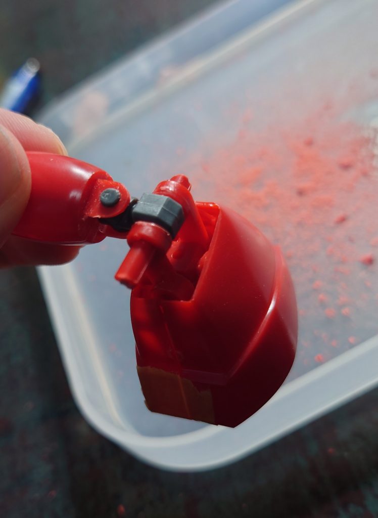 膝はPCパーツ化。このあと表面処理とガンマカエアブラシシステムでの塗装。ガンダムレッド、ガンダムブラック、EXニューホワイトの3色を使用しました。