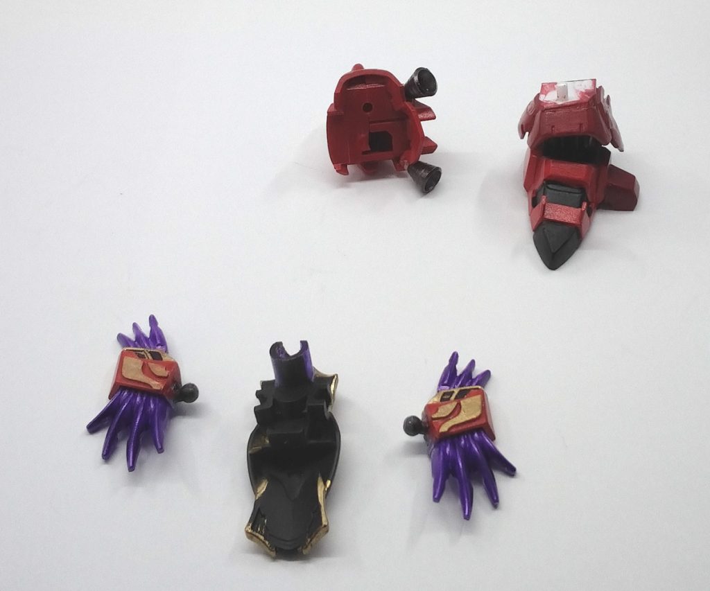 足と前スカートの構造。呂布の足首の軸を切って、加工したEXスタンダードのパーツを取り付けています。爪先は切り飛ばして呂布のパーツを接着。更に切り飛ばした爪先を横に付けてナイチンゲールっぽく。前スカートは両サイドを切り離してボール軸で動くようにしましたが、脚の可動はほとんど改善されませんでした・・・