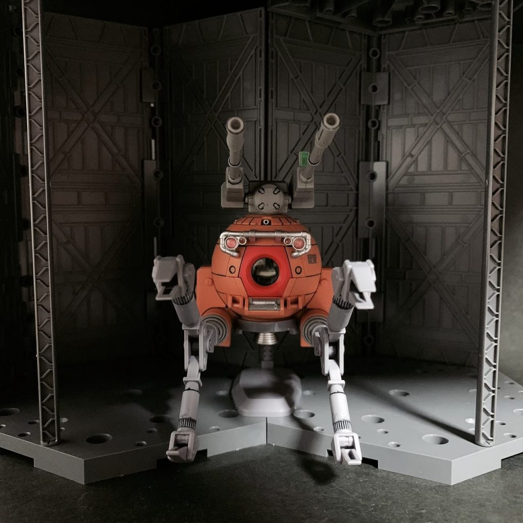 発進前の格納庫待機状態をイメージして正面から。