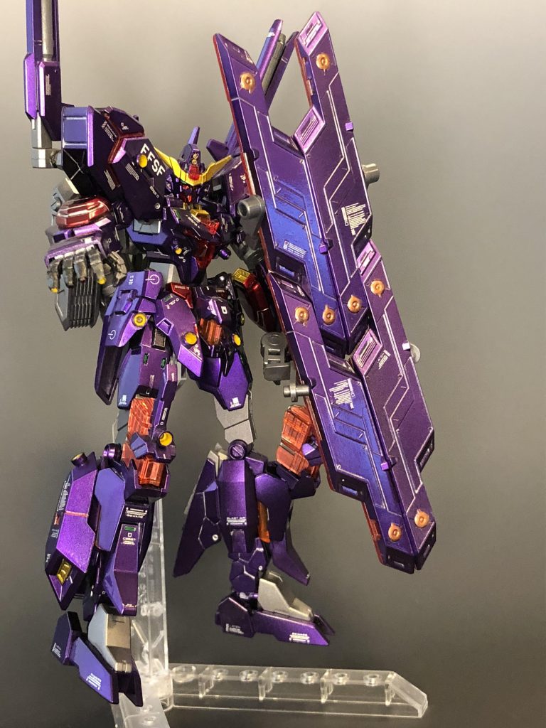 サイコプレートは盾の様に腕にマウント。背中にもマウントできます。