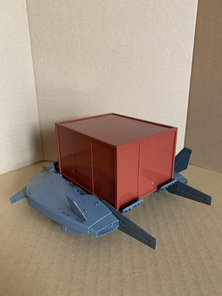 ○小型輸送艇カブリオレ[解説]自由都市同盟の企業であるシームド・ラボラトリーズによって聖華暦803年から販売が始まった小型ホバー輸送艇。全長35m。機動揚陸艇を再設計した民間用の小型快速艇として作られている。小型ながら積載量とスピードに重点を置き、航続距離も長い。(積荷として)機装兵4機まで搭載可能なペイロード、最大積載状態で巡航速度120kmを出し、中央都市アマルーナからロドスまでを無補給で走破可能な航続距離など輸送艇としては極めて優秀である。反面、軽量化により船体の装甲は極限まで削ぎ落としており、デフォルトでは武装も装備されていない。民間船であるため魔導障壁発生装置も無い。その為、機兵の魔導砲でも十分に破壊可能という脆弱性も持っている。それでも小型輸送艇としては比較的安価な事と最高峰の輸送能力から、個人事業主に好まれ、聖華暦830年代には相当数が販売されて使用されている。