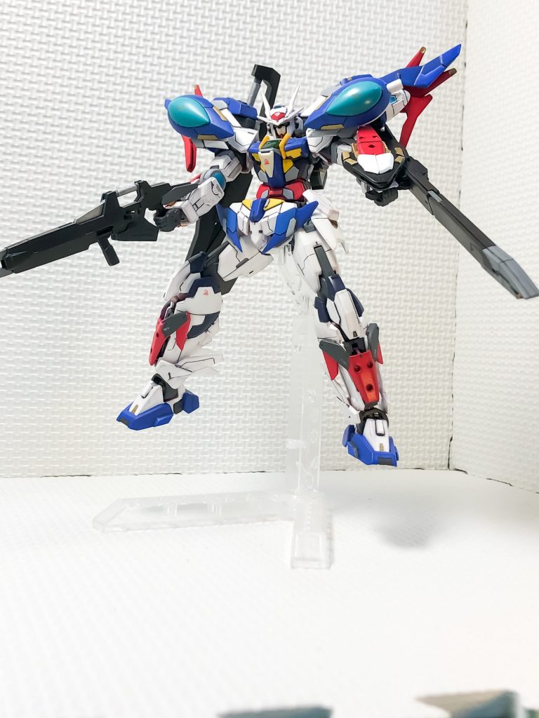 銃火器を構えさせました。この機体は、腰から下がゴツいので、下から見上げるようにすると、また印象が変わっていいですね。