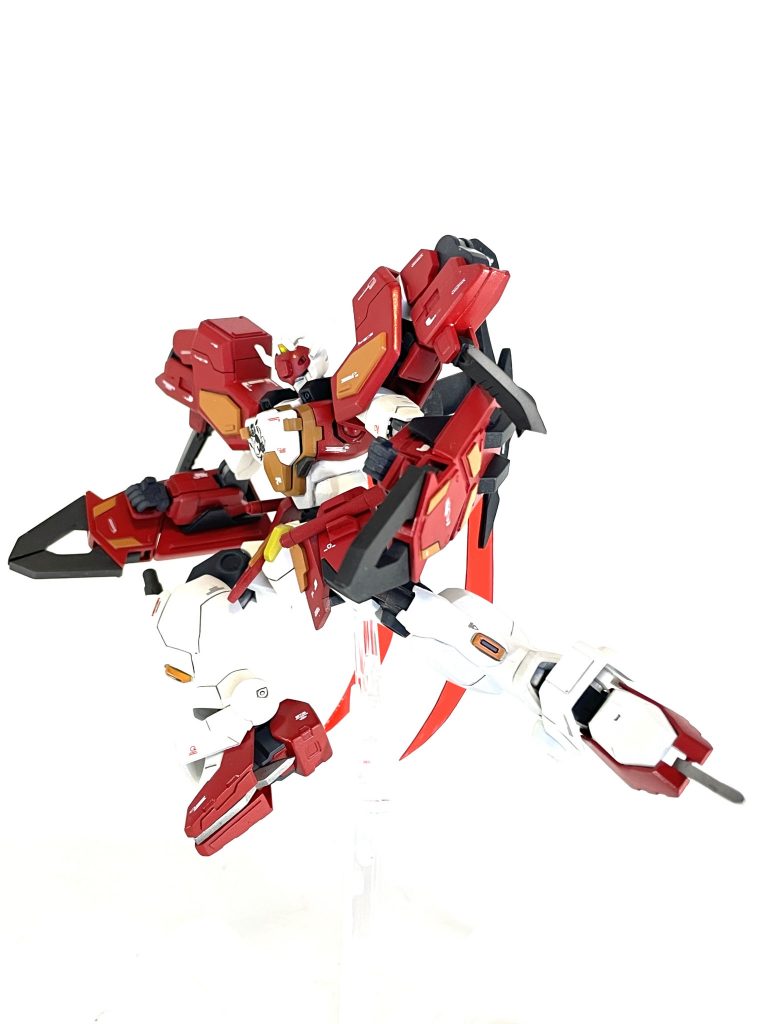 足の裏には展開式の刃が収納されています。