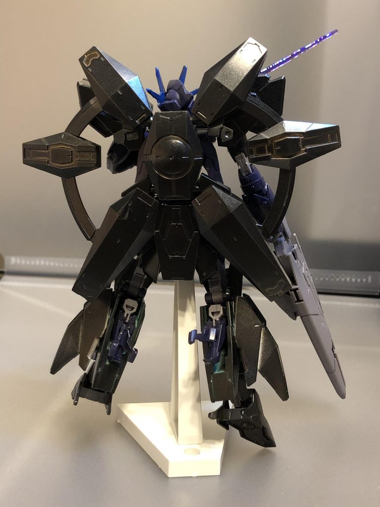 背部。足がちょっとはみ出てます。黒で塗るとプロヴィデンスの背部ユニットに少し似ます。(自分だけ？)