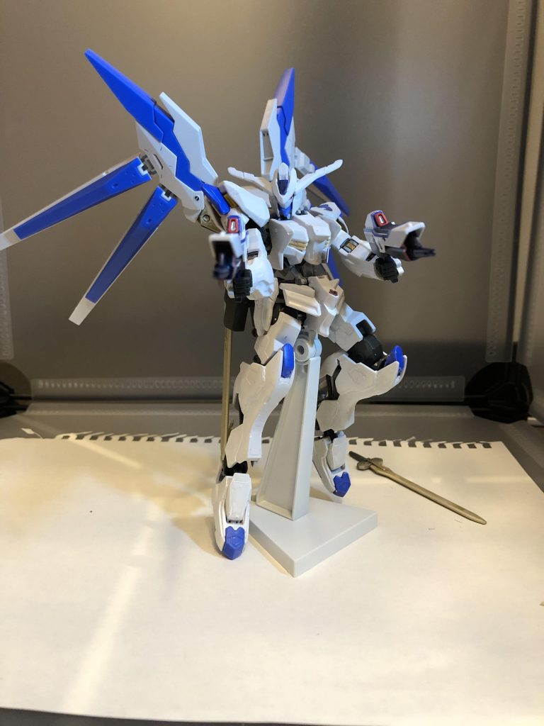 こちらはストライクフリーダムのビームライフルを装備した状態になります。バエル自体が二刀流のため、2丁持ちにさせました。