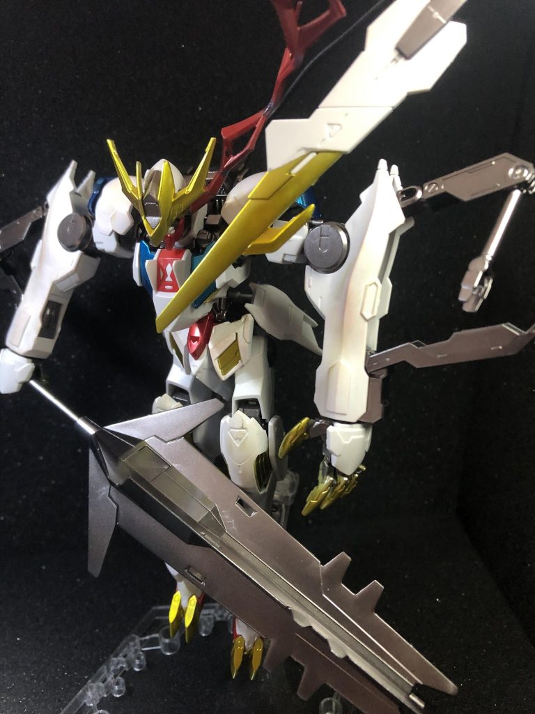 関節とメイスはガンメタ、赤色部分はロイヤルメタレッド、青色はコスモメタブルー、金色はメッキシルバーEX+マッキーイエローで塗装しました。