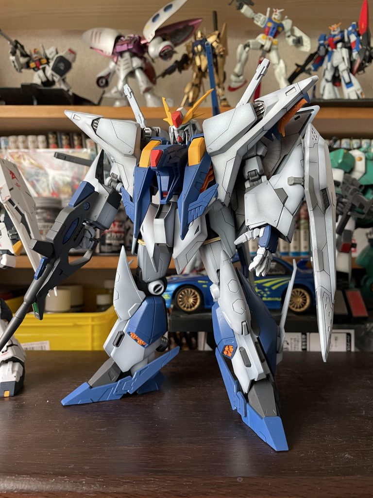 太ももを2ミリ延長、マニュピレータを内側に移動、コックピットブロック部分を2ミリ程上に上げ、首を短く見える様にといじったのはそんくらい。