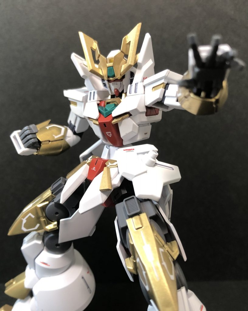 今回、コアガンダム自体も腰可動を追加してみましたのでポーズが決まります!プラ板を切って作った完全オリジナルの角もお気に入りです♪