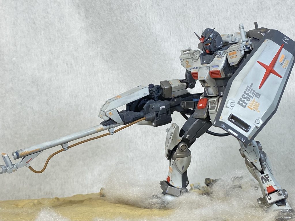 組み上げて、ウェザリング。 久々のウェザリングやり過ぎて汚くなってしまったので、綿を黒と赤に塗って誤魔化して撮影!!以上で終了です。久々に初代ガンダム作りましたが、ウェザリングは要練習ですね。 最後まで御覧頂きありがとうございました。