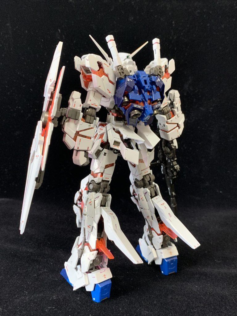 下地が出来たのちに全体を光沢クリアで塗装、墨入れはリアルタッチマーカーの赤とコピックライナーの赤を使ってます。