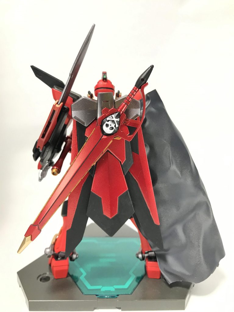 背中には大きな剣を背負っている