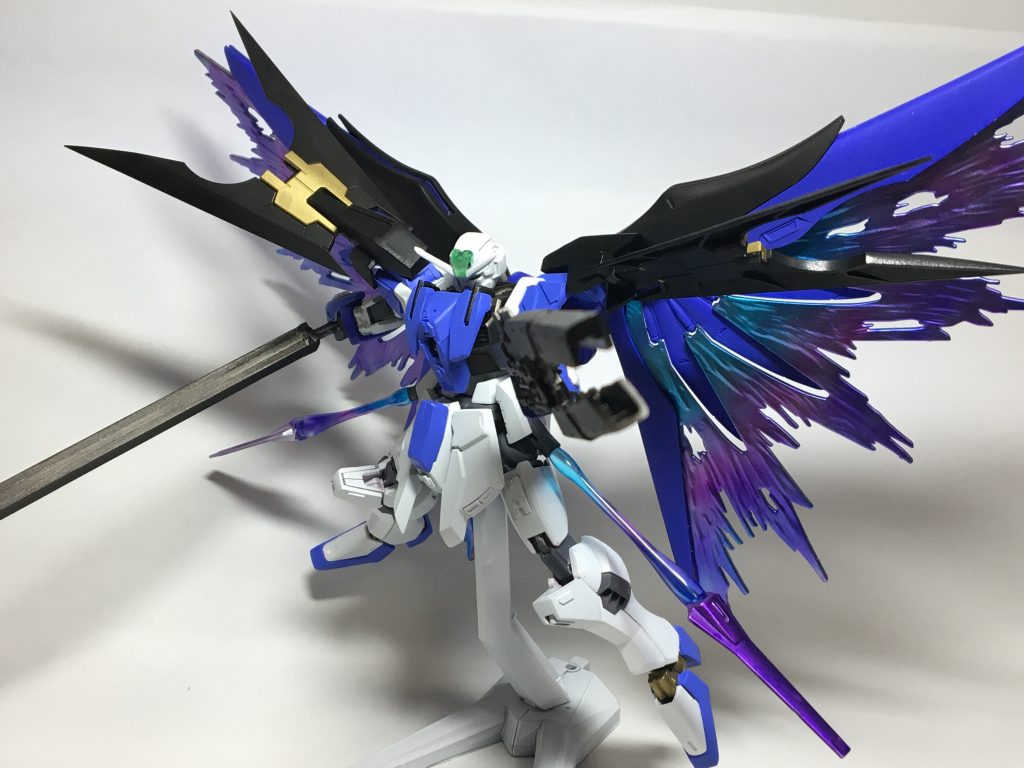 腰部には二基のドラグーンも搭載されている。