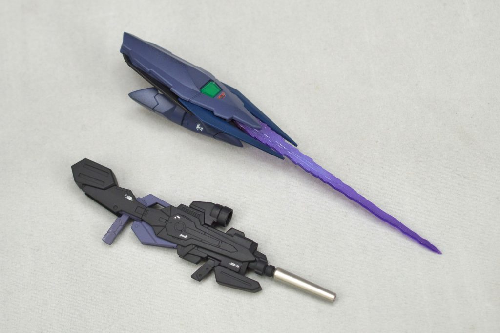 ビームライフルはアルスアースリィのものをベースにユーディキウムビームライフルっぽく改造シールドはアメイジングエクシアのものを使用、ブレード部分を逆につけてハサミのように開きサーベル刃が展開するようにしました