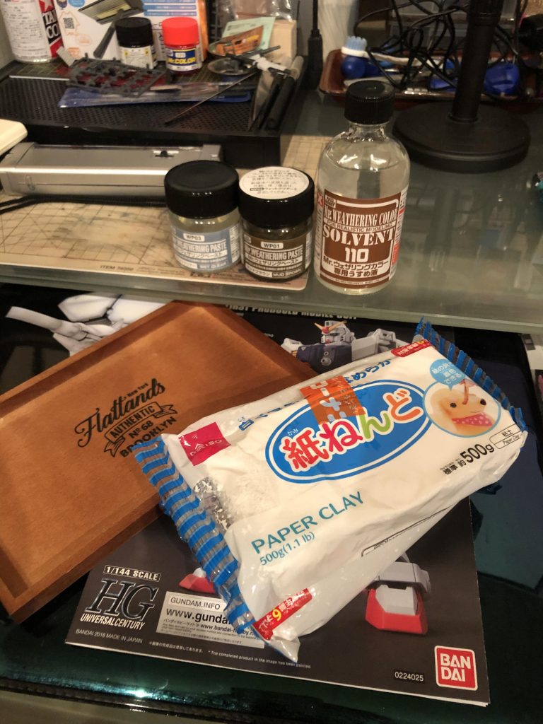 土台は100均の紙粘土と木製トレーを使用、紙粘土が乾いたらウェザリングペーストを塗るだけのお手軽フィニッシュです。