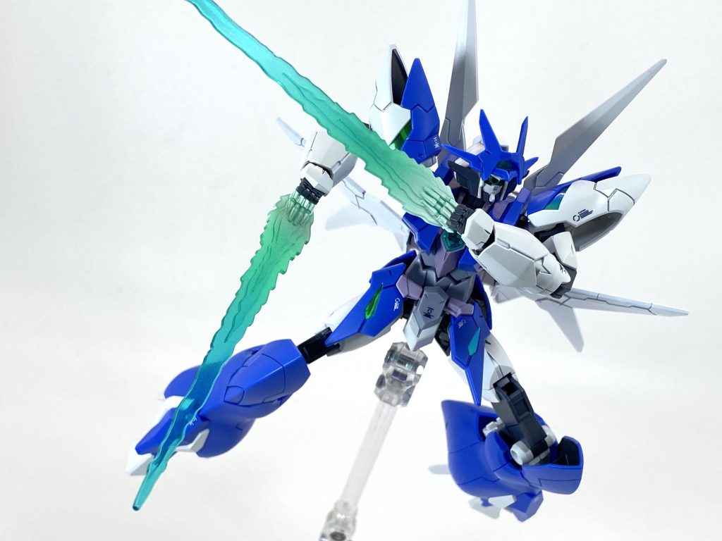 近接戦闘では、腕部のビームブレイドを用いる。