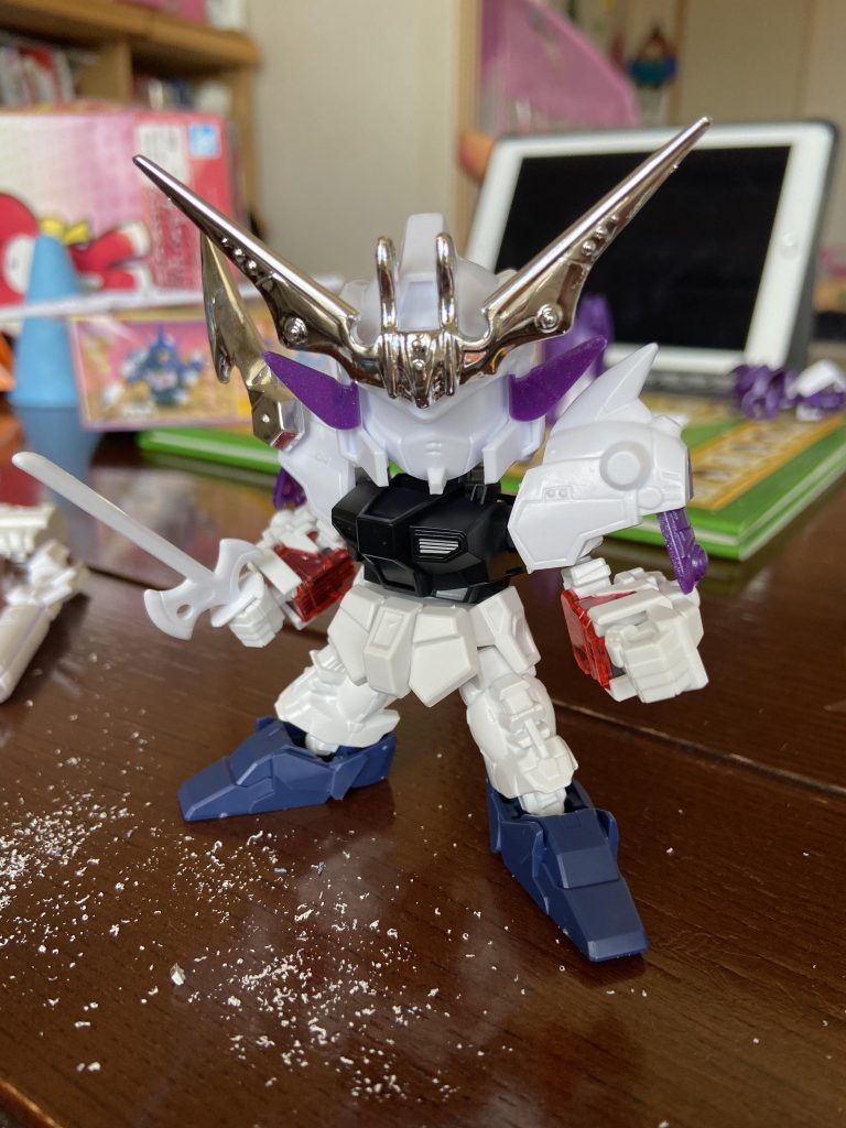 開始時点です。過去作、EX-νガンダムの残りものがベースになっております。かなりシュッとしてしまってますので、ここから全体的にマッシブにしました。頭・バックパック・武器・鎧‥鉄斗羅頑駄無腕・脚・バックパック‥EXスタンダード・ユニコーン・足の甲カバーだけGジェネGP04胴体・腰‥EXスタンダード・ν  創傑アルトロン