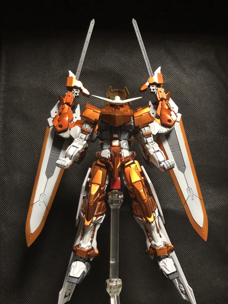 これは大気圏突入形態強襲を行う際に装備される胴部の追加アーマーにより高速移動しても機体の負荷が軽減されるって言う設定です。ネオジム磁石でつけてます。