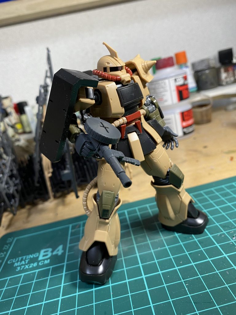 HGながらモノアイ可動ギミックまでついててすごかったです笑付属品も多くどの武装で汚しをいれようか迷いました笑