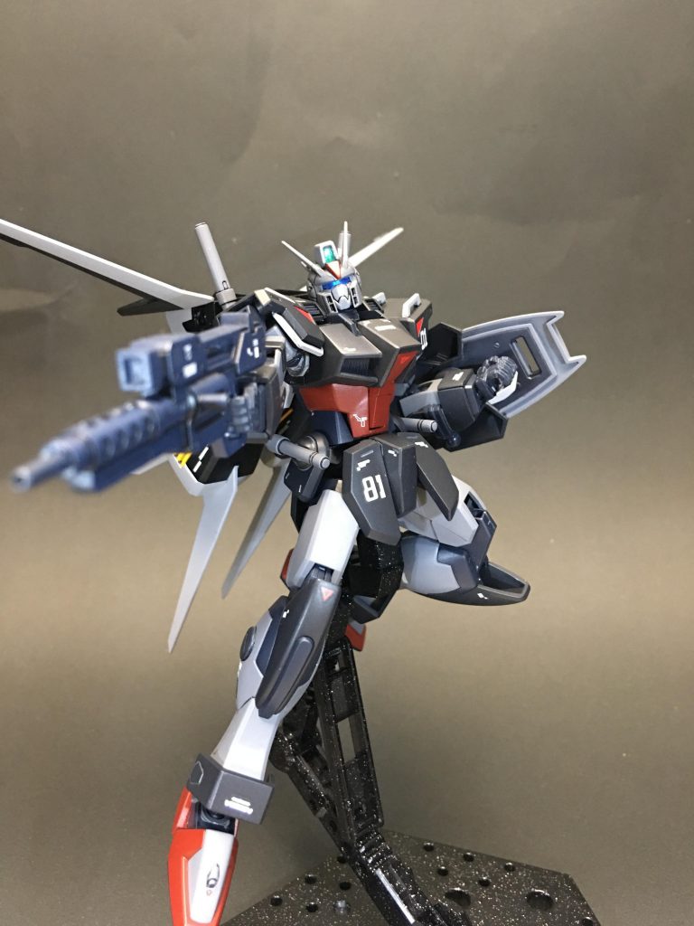 頭部、肩部、腰サイドアーマー、アンクルアーマー、ビームライフルをHG 105スローターダガーより、エールストライカーはHGCEストライクより強奪してきました。