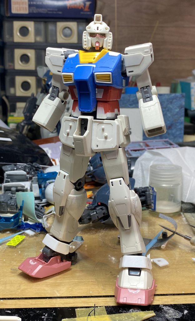 O.Y.W.は膝が大きくて野暮ったく感じたので、オリジンの物に変更。オリジンは胸のブロックが大きいので他のものを持って来ようかとも思ったんですが、オリジンのものを形状変更することに。ダクト部分はアンリーシュドのような台形にしたかったので、プラ板箱組にキットのルーバーを差し込んでます。胴の下方は3mm延長しました。ちょっと伸ばし過ぎたかなとも思います。