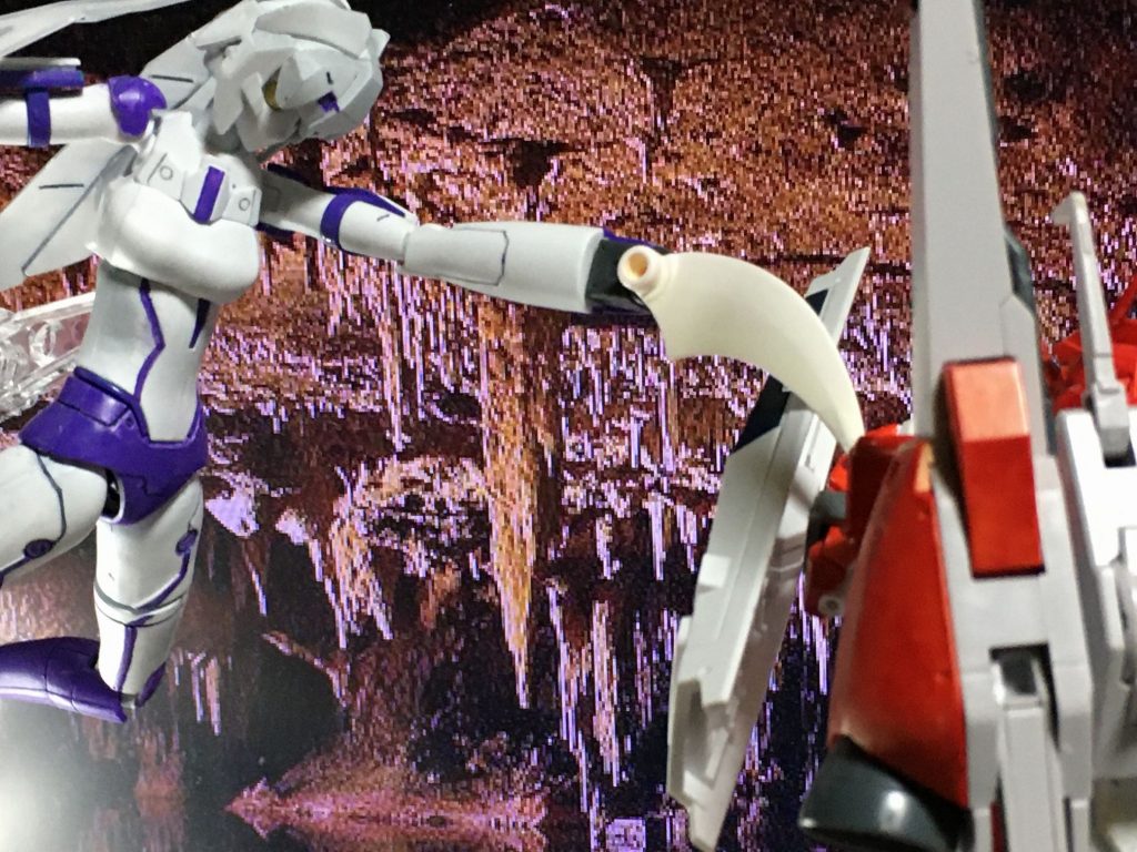 鎌攻撃手の部分が変化して鋭い鎌となる。素早い動きからの攻撃は捉えにくい。