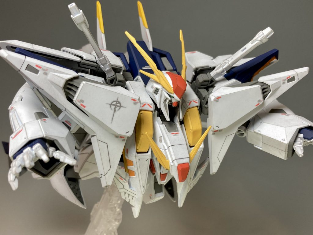 メインビジュアルのポーズ!大きめの手首が印象的です。肉抜き穴が目立ったので、パテで埋めています。