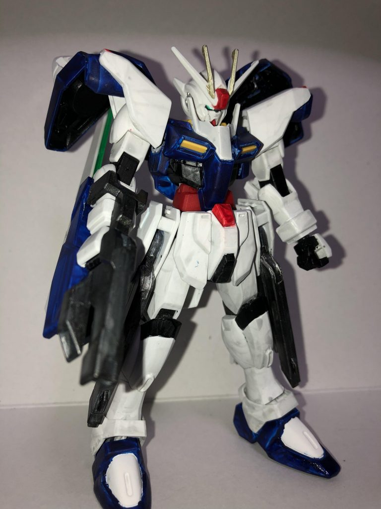 以前より作っていたミキシング。前に投稿した「To be continued」は何のミキシングかを言っていませんでしたが、答えはフリーダムとダブルオーのミキシングです。わかった方は多かったのではないでしょうか。今回は合わせ目消し・サフ・塗装・つや消しでいきましたが、こうやって見てみると、白の塗装にムラがあります。あいつ、白になったり灰色になったり使いにくいんだよなぁ……。