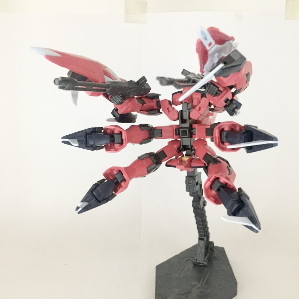 MA形態。6本のクロー(ビームサーベル)によって攻撃、または敵MSや艦船を捕捉して腹部のスキュラ(エネルギー砲)を零距離から発射して目標を完全に破壊する。