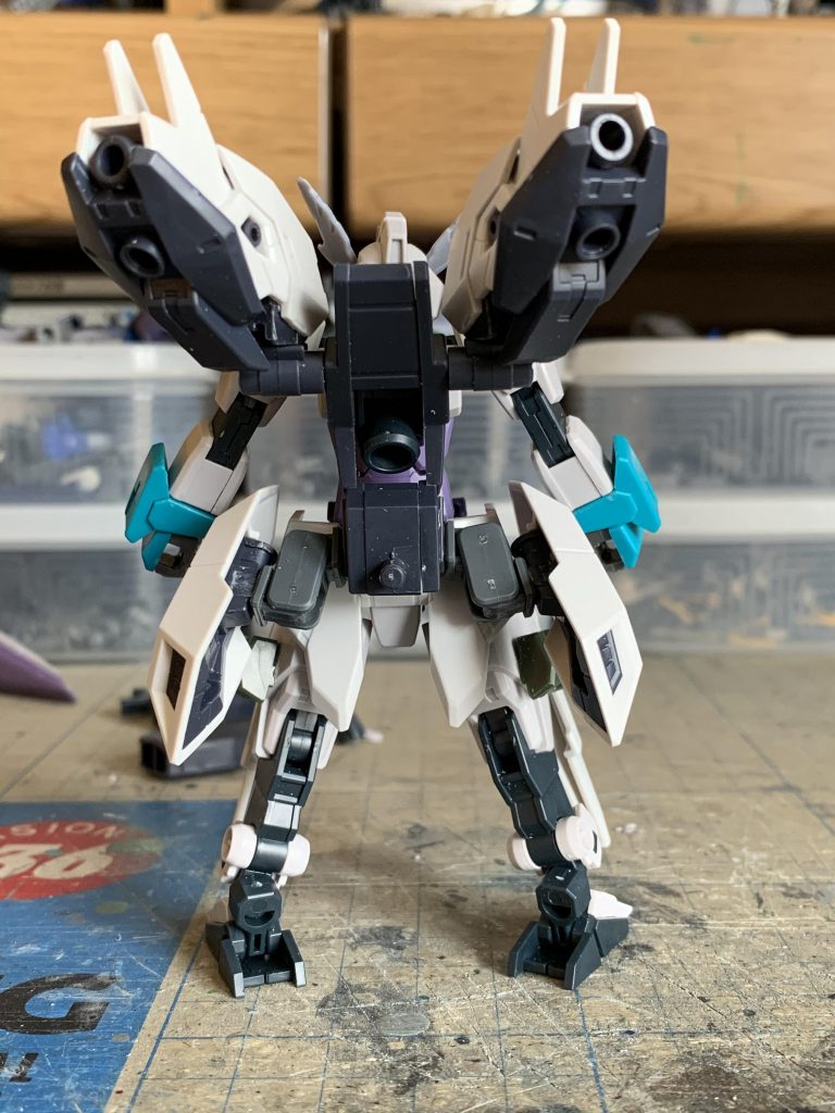 この後、バックパック上部にもブースターを追加します。ブースターはシュピターブアーマーの肩アーマーをベースに作成しています。