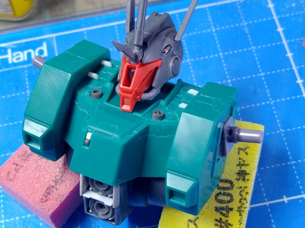 後頭部アンテナを短縮、バルカン砲口を金属パーツに置き換え、各部ディテール追加。