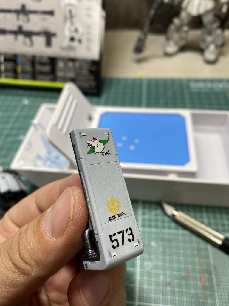 シールドを手持ちにしたので、デカールは反対向きに貼ってみました