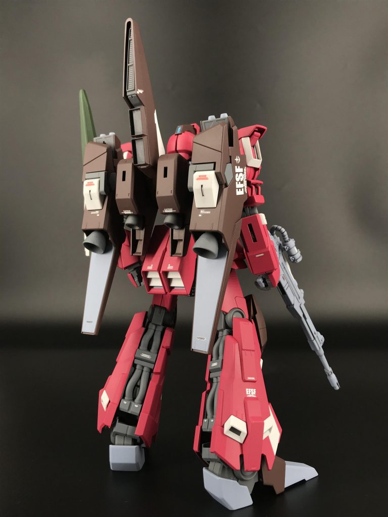 バックパックはHGジェガンとMGリ・ガズィのパーツを使ってΖガンダムのようなスタビライザー付きのバックパックにしました。MGリ・ガズィの腰グレネードランチャーも装備して攻撃力を上げています。