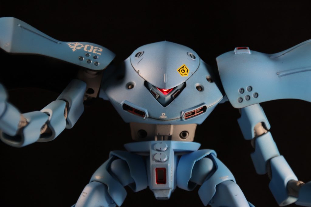 マジックアートの仕組みでモノアイは電飾しているので見ている角度で向いてる方向が変わります